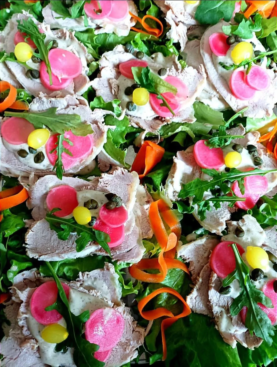 Tonato vitello — schab w sosie z anchois, kaparami i marynowaną rzodkiewką